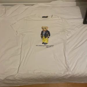 Ralph Lauren tröja med nalle - Vit Ralph Lauren tröja med nalle på magen