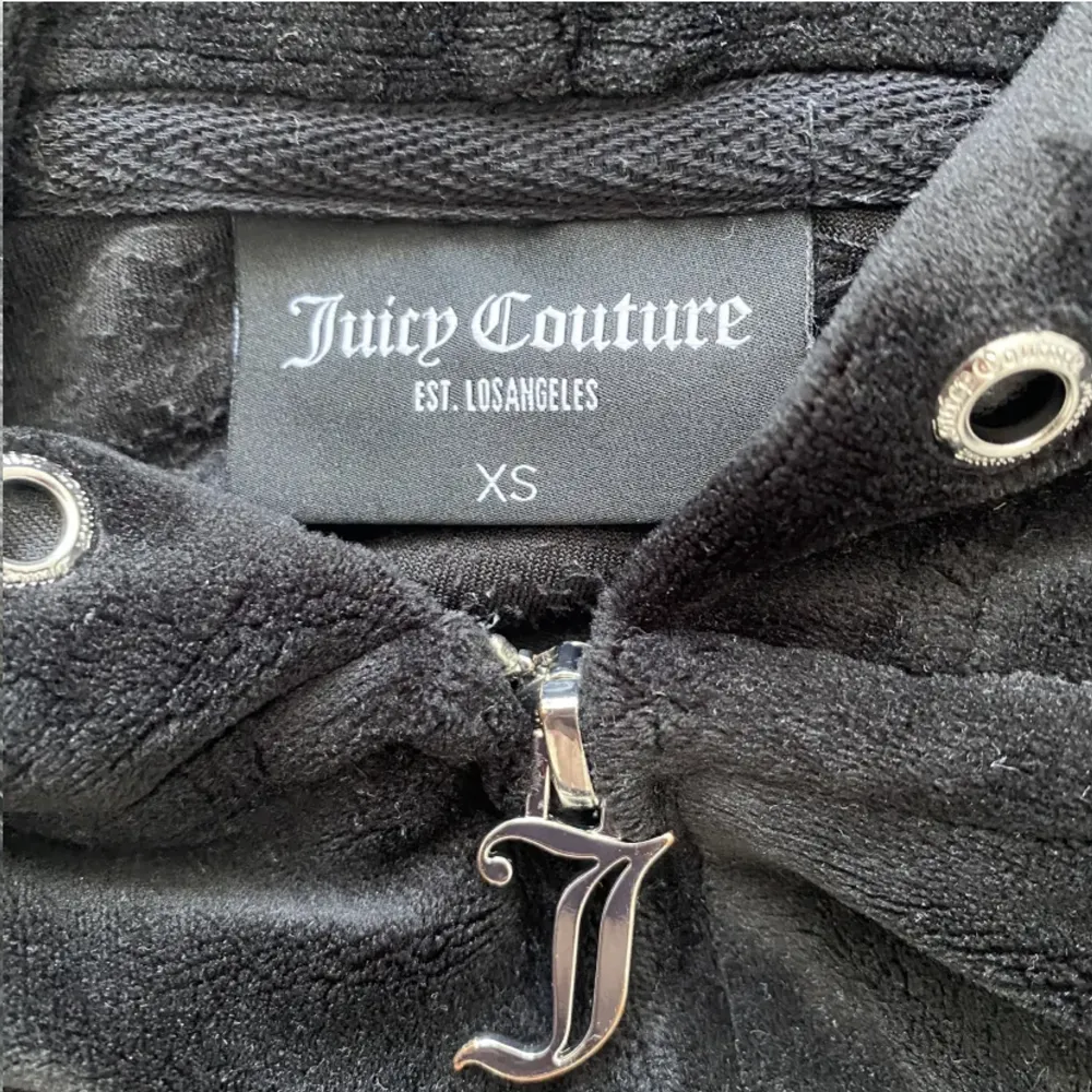 Säljer min juicy tröja❤️ den är knappt använd precis som ny!!💓stl xs!!🤗säljer för 500 jätte bra pris på tanke på att den knappt är använd!!💓🙈😘. Jeans & Byxor.