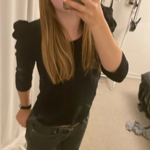 Stickad tröja - Säljer denna tunnare stickade tröjan då den inte används längre. Använd få gånger, men vet inte vart tröjan är ifrån. Tröjan är i storlek 36 men är som i storlek 34.