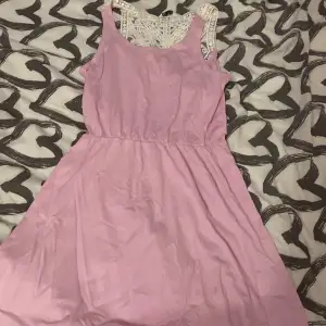 Fin rosa/lila klänning som är i storleken 146-152 men passar också som XS. Säljer pga att jag rensar garderoben. Står ej för postens slarv.