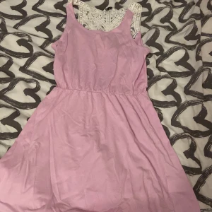 Klänning - Fin rosa/lila klänning som är i storleken 146-152 men passar också som XS. Säljer pga att jag rensar garderoben. Står ej för postens slarv.