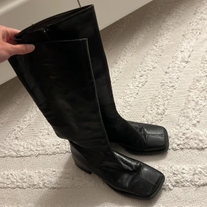 Knähöga boots - Svarta läderstövlar med platt/rak klack! Storlek 36