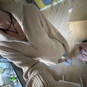 Stickad tröja som går att bära på olika sätt. Fin beige färg och varm. Oversized men passar bra för xs/s💛