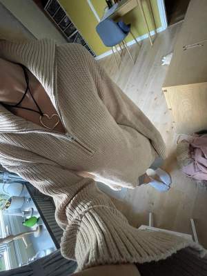 Stickad tröja som går att bära på olika sätt. Fin beige färg och varm. Oversized men passar bra för xs/s💛