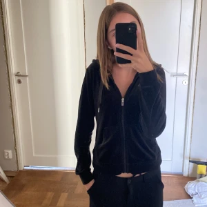 Zip hoodie - Säljer min svarta zip hoodie från gina som är i fint använt skick. Säljer för 90 i storlek xs.