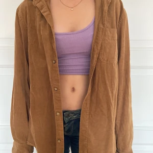 Brun Manchester skjorta - Jättefin brun skjorta som man kan ha både öppen och stängd. Från hm köpt secondhand. Inga defekter, kontakta vid frågor❤️