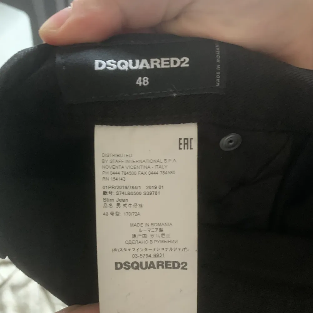 Säljer dessa Dsquared2 jeans i slim fit modell. Normal i passform och storlek. Jätte fin svart färg och riktigt jeans material, i princip oanvända. Nypris 4299kr. Köparen står för frakten!. Jeans & Byxor.