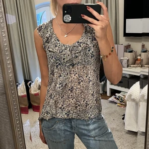 Topp  - Så gullig blommig topp/ blus❤️
