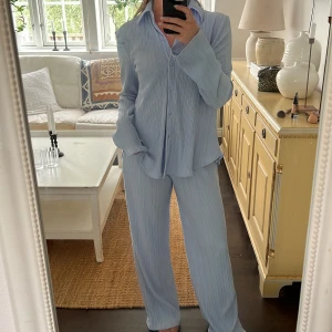 Oanvänt plisserat set med tags kvar  - Från Gina tricot storlek XS, nypris för båda är ca 800. Tags kvar kan sälja skjortan separat med 💙