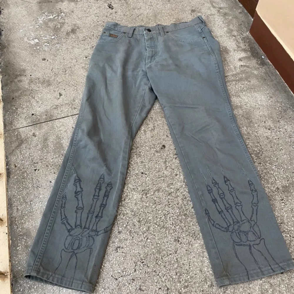 Vintage wrangler jeans customgjorda(inte av mig).. Jeans & Byxor.