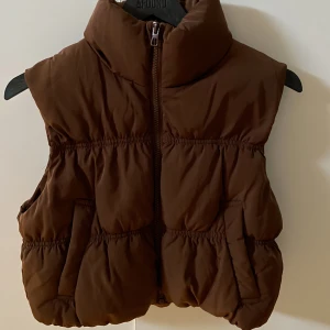 Väst strl XS - Säljer min väst som har använts en gång från HM. Storlek XS passar även S. Skicket är som helt ny.