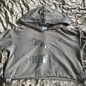 Puma hoodie med silvriga silkes detaljer