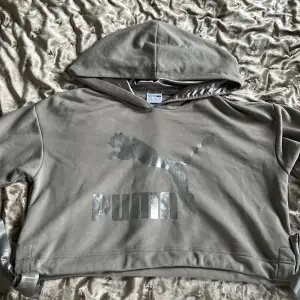 Puma hoodie med silvriga silkes detaljer