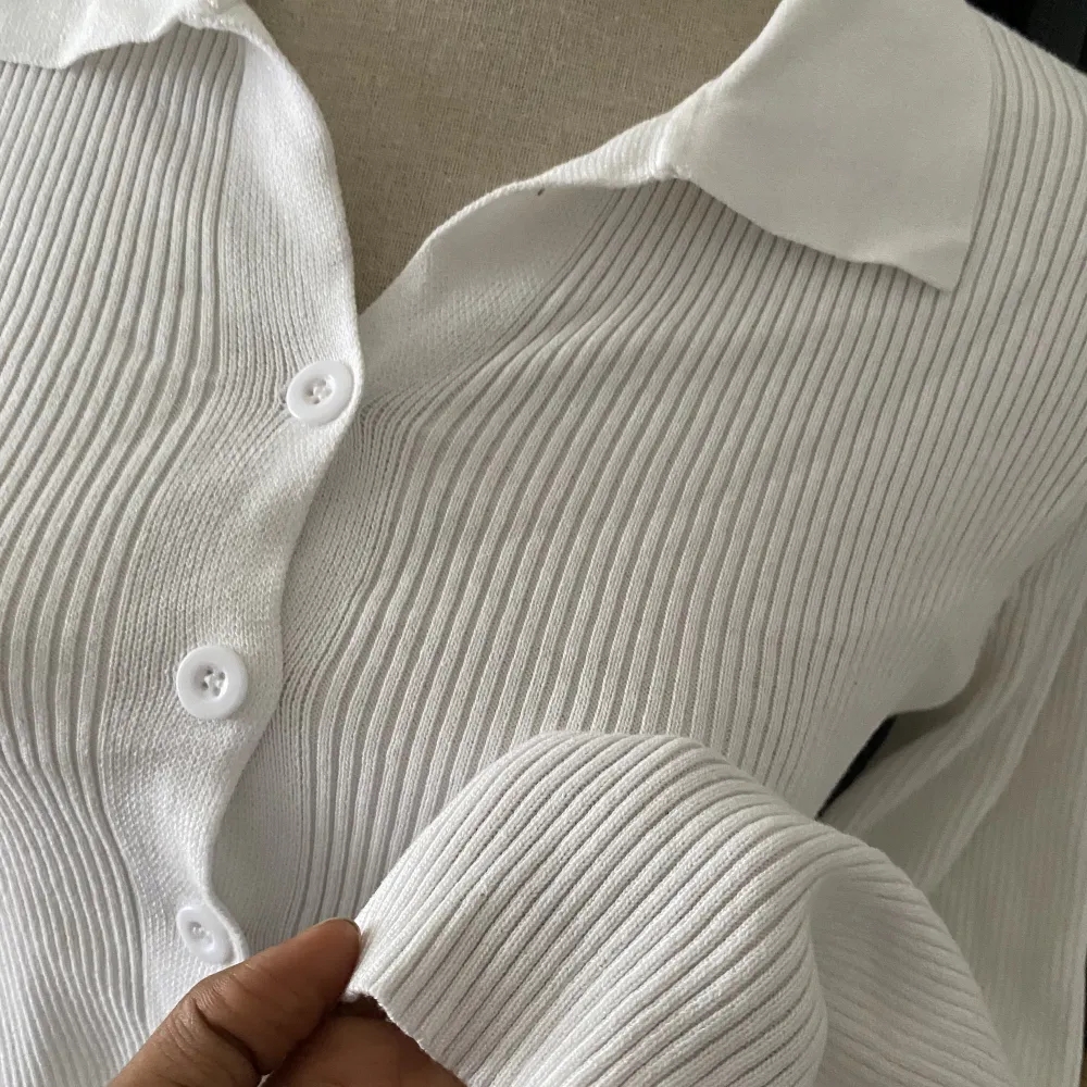 Croppad tight ribbstickad skjorta med krage som är jättesnygg och i jättebra skick. Toppar.