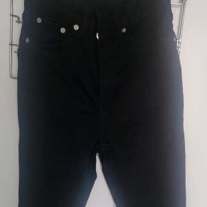 Svarta jeans i sliten look, smal tight modell, lager 157 snake, bra skick