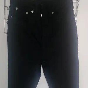 Svarta jeans i sliten look, smal tight modell, lager 157 snake, bra skick