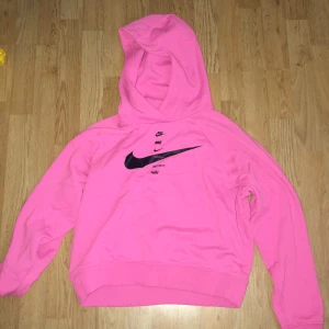 Träningshoodie - Bra skick, nästan aldrig använd, kortare modell