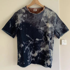 MTWTFSS WEEKDAY t shirt - MTWTFSS WEEKDAY T-shirt i nyskick, använd 1 gång. Storlek S men passar också M. Unik T-shirt i jeanslikande tyg