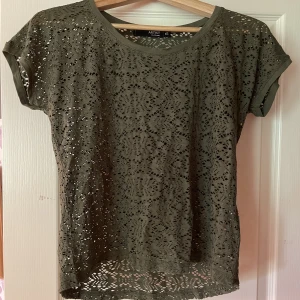 Mörk grön topp - Mörk grön topp med mönster. Fin pass form och mjuk i tyget.  Komplettering outfit till Way Out West eller nästa festival?  Använd enstaka gång.  Material; 95% viscose 5%Elastane Storlek, XS men passar S🫶🏻 