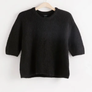 Lindex stickad tshirt - Så fin stickad tshirt i jätte bra skick, köpt på Plick för ett halvår sen och använd 1 gång sen dess!!