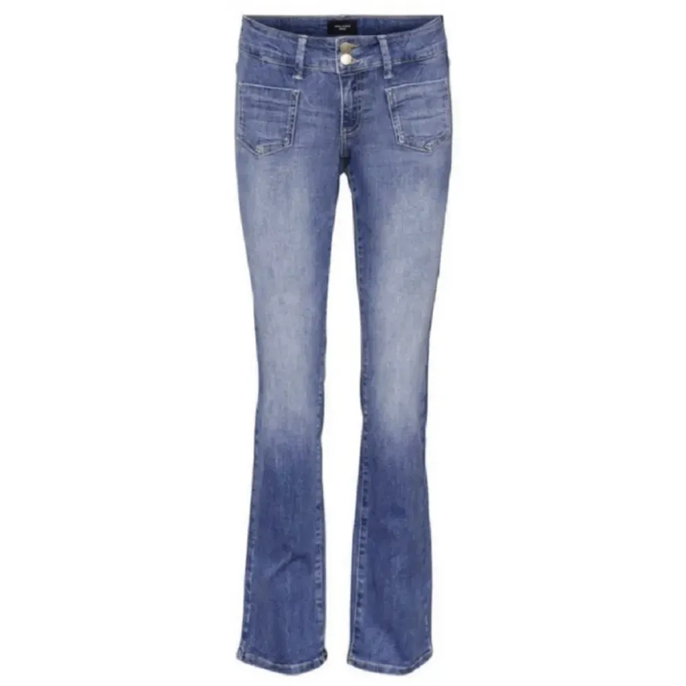 Snygga jeans från Vero moda!! Har sprättat upp dem längst ned, skriv för fler bilder. Mycket bra skick! 💖 innerbenslängd: 87 cm. Jeans & Byxor.