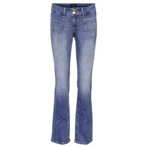 Snygga jeans från Vero moda!! Har sprättat upp dem längst ned, skriv för fler bilder. Mycket bra skick! 💖 innerbenslängd: 87 cm
