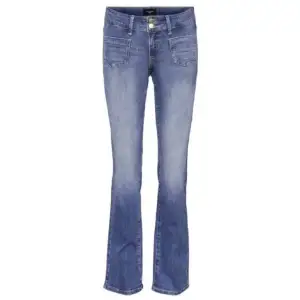 Snygga jeans från Vero moda!! Har sprättat upp dem längst ned, skriv för fler bilder. Mycket bra skick! 💖 innerbenslängd: 87 cm