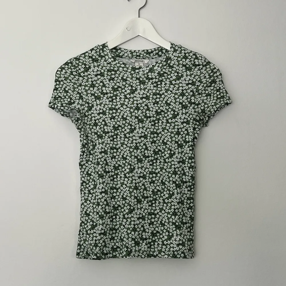 grön tröja med blommor på från monki i strlk xs. 🤍. T-shirts.