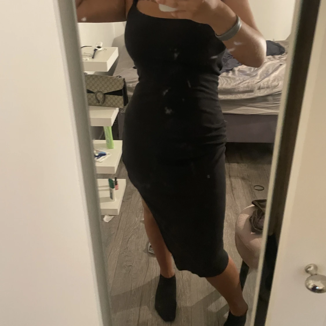 Svart ribbad klänning med slits  - 90