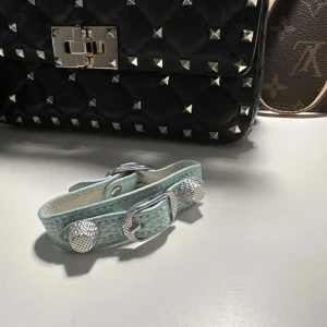 Armband liknande balenciaga  - Säljer detta oanvända armbandet liknande balenciaga 💗