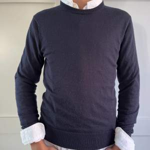 Säljer nu en fin stickad tröja från Uniqlo, tröjan är i 9/10 skick då den bara är använd få gånger. Killen på bilden är 173cm, Nypris på tröjan är 600kr. Hör av er vid frågor eller funderingar. Postar spårbart via Postnord eller möts upp i Göteborg📦!