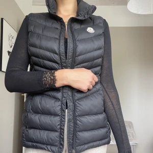 Moncler väst stl S - Säljer min fina väst jag fick av mitt ex och absolut inte vill ha kvar😁Har inga kvitton med tag/code och lappar finns som de ska i västen. Stl s men är lite större i sin modell.