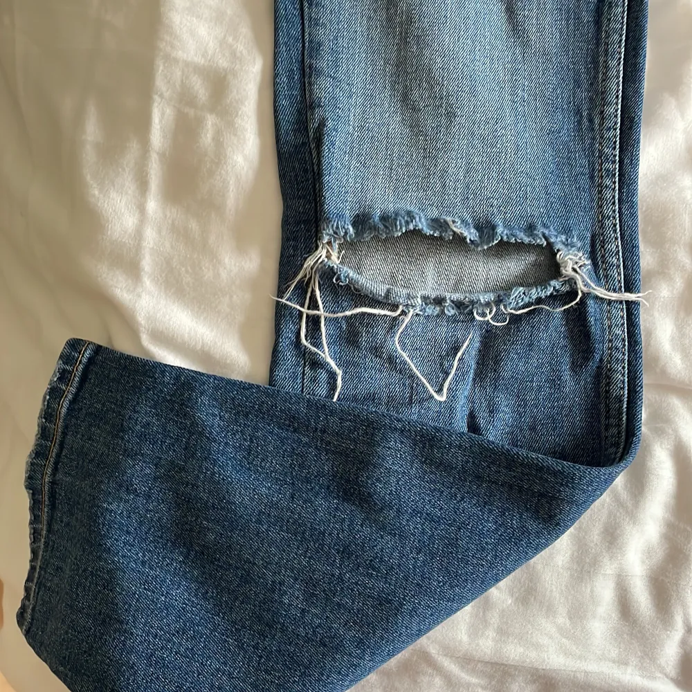 Jeans med slitningar på knäna från Gina tricot i stl 38.. Jeans & Byxor.