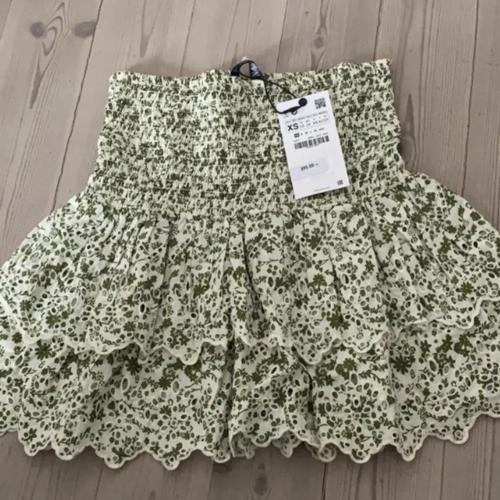 Säljer denna snygga och populära zara kjolen som är så söt.🩵☺️ skriv om fler bilder!. Kjolar.