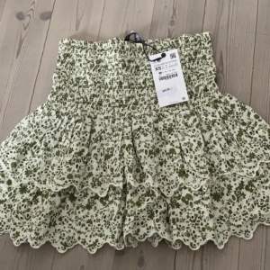 Säljer denna snygga och populära zara kjolen som är så söt.🩵☺️ skriv om fler bilder!
