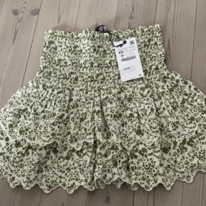 Zara kjol  - Säljer denna snygga och populära zara kjolen som är så söt.🩵☺️ skriv om fler bilder!