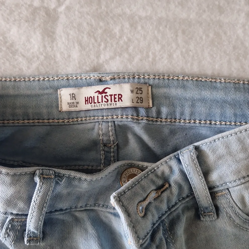 Ljusblå jeans från Hollister. W25 L29. Jeans & Byxor.