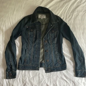 Jeansjacka Guess - Jeansjacka i stl xs från Guess. 