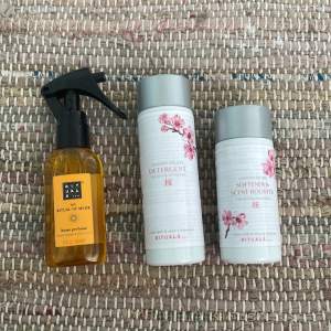 Helt oanvända! Ett kit som innehåller tre produkter från Rituals: home perfume, två tvättprodukter som används vid tvätt av kläder för att de ska lukta extra gott! 💞