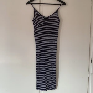 Beautiful tight-fitting dress from Topshop! - Blue and white striped dress from Topshop in great condition. Dress is in a size EUR 38/ US 6/ UK 10. The dress is tight fitting and great for the summer! 
