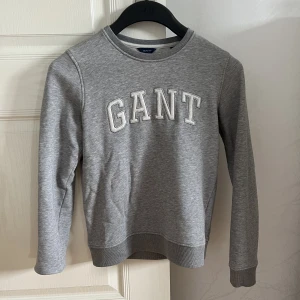 Gant tröja - Jag säljer min super snygga gant tröja som tyvärr inte kommer till användning längre. Fint skick o minimalt använd. Vid mer bilder och detaljer skriv privat till mig så svarar jag.