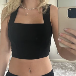 Svart linne/ croptop  - Jättefint linne som tyvärr inte kommer till användning längre. Ganska tjockt material och i bra skick💓