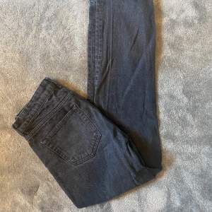Karve jeans från carlings, straight passform i bra skick. Innerbenslängd 76 cm