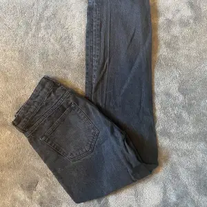Karve jeans från carlings, straight passform i bra skick. Innerbenslängd 76 cm
