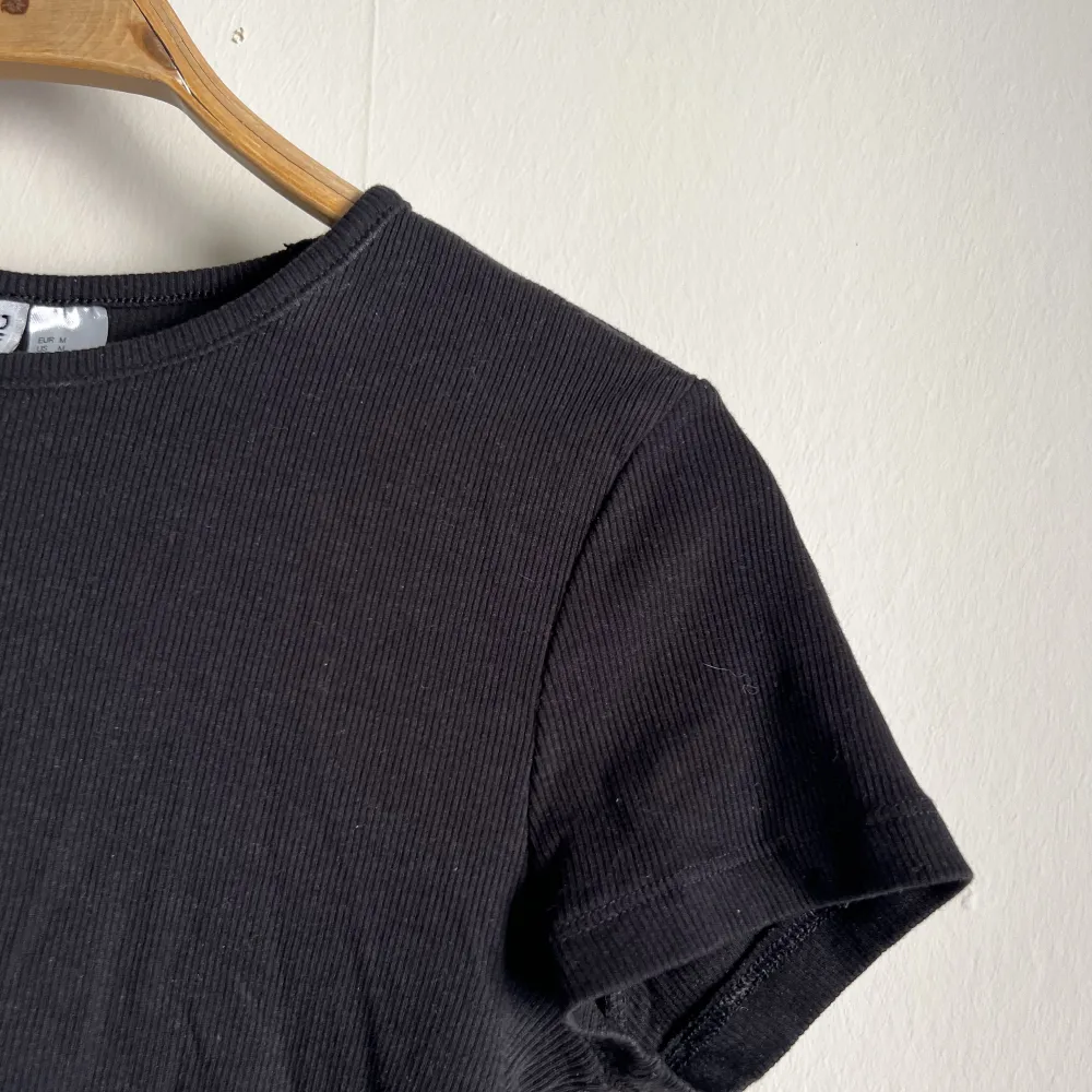 En svart kortare t-skirt. Säljer då den tyvärr inte kommer till användning. T-shirts.