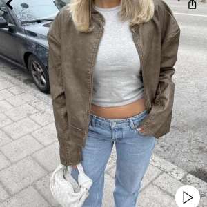 Vintage PU biker jacka  - Brun färg, använd typ 3 ggr och fått massa komplimanger varje gång. Ser supervintage ut men är från Nelly (slutsåld) har köpt en liknande jacka, annars skulle jag aldrig sälja! 