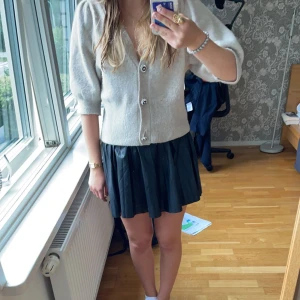 Zara kjol - Säljer denna supersöta skinnkjolen från zara! Barnstorlek som motsvarar xs-m ungefär.❤️