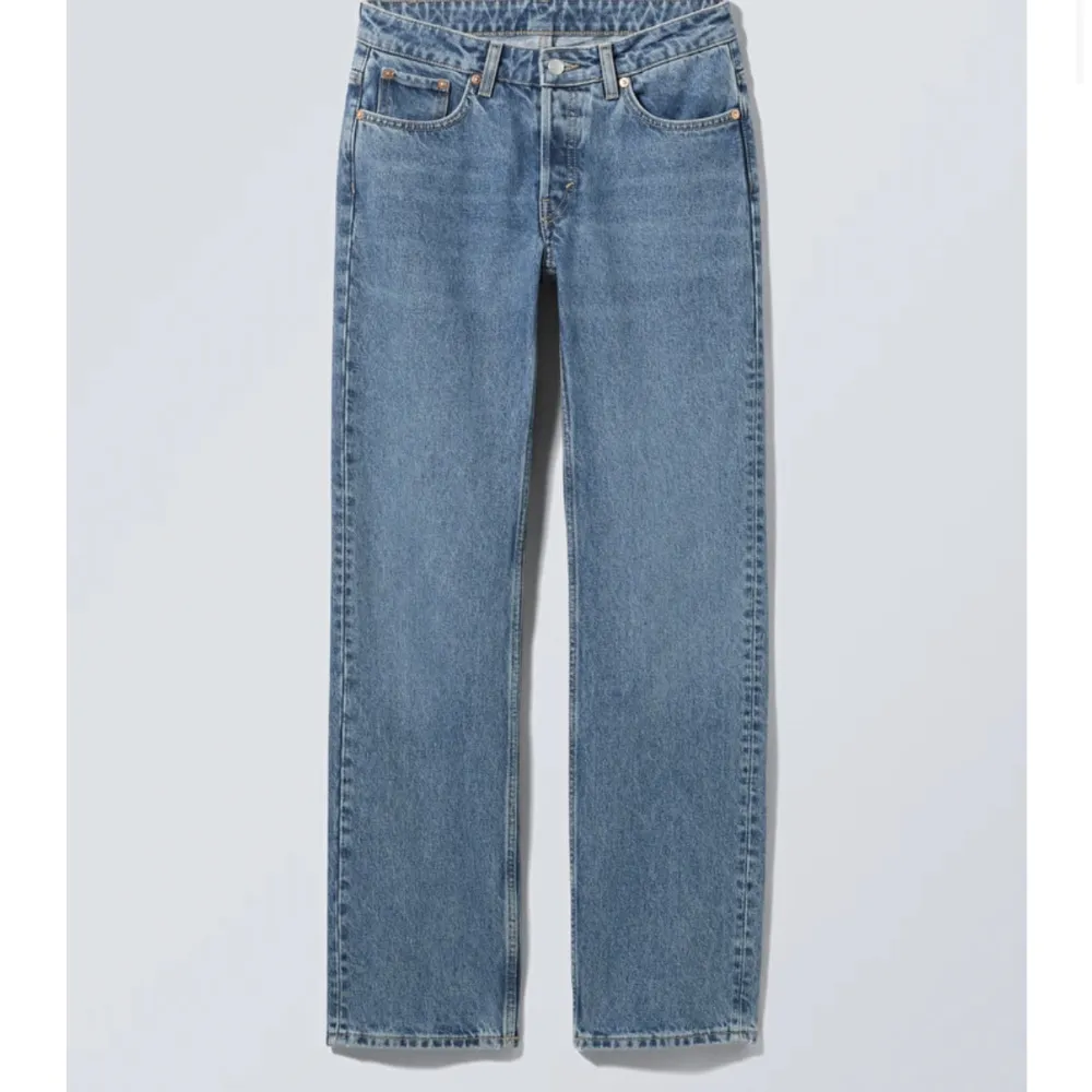 Weekday jeans i modellen pin mid straight färgen Harper storlek W 25 L 32.. Jeans & Byxor.