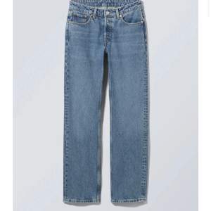 Weekday jeans i modellen pin mid straight färgen Harper storlek W 25 L 32.