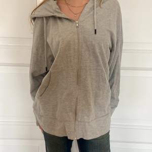 Oversized grå zip up hoodie köpt från lager 157, använd inte mer än 5 gånger. Inga defekter. Storlek L. Kontakta vid frågor🫶🫧